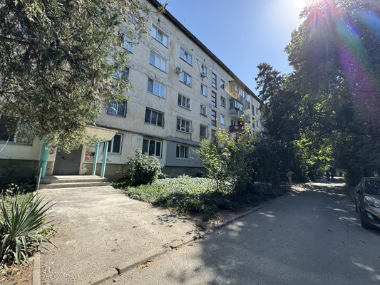 Продам трехкомнатную (3-комн.) квартиру, Залесская ул, 80, Симферополь г