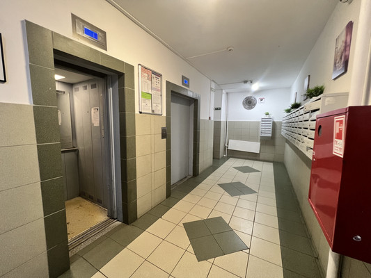 Продам трехкомнатную (3-комн.) квартиру, Дзержинского ул, 6, Кокошкино дп