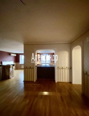 Продам трехкомнатную (3-комн.) квартиру, Комендантский пр-кт, 34к1, Санкт-Петербург г