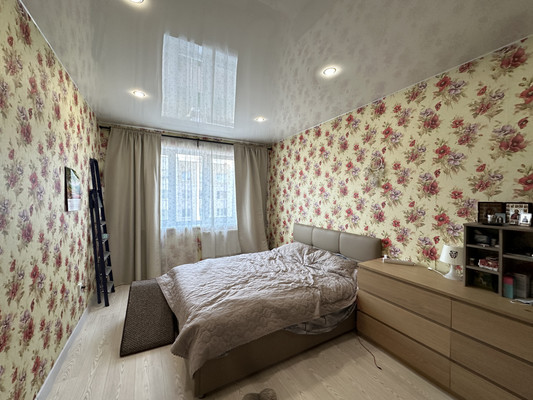 Продам трехкомнатную (3-комн.) квартиру, Юнтоловский пр-кт, 49к5, Санкт-Петербург г