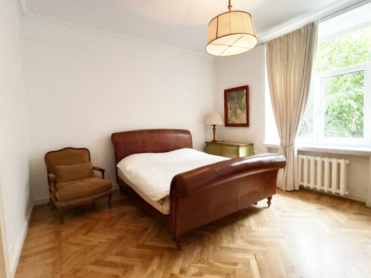 Продам трехкомнатную (3-комн.) квартиру, Большая Полянка ул, 1/3, Москва г