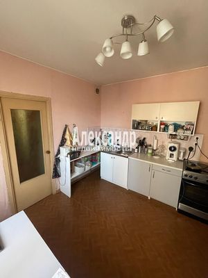 Продам трехкомнатную (3-комн.) квартиру, Планерная ул, 71к3, Санкт-Петербург г