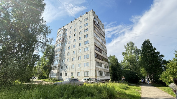 Продам трехкомнатную (3-комн.) квартиру, Орджоникидзе ул, 49, Сыктывкар г