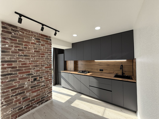 Продам трехкомнатную (3-комн.) квартиру, Космонавтов ул, 14, Астрахань г