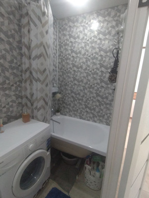 Продам двухкомнатную (2-комн.) квартиру, Привокзальная пл, 9, Ишим г