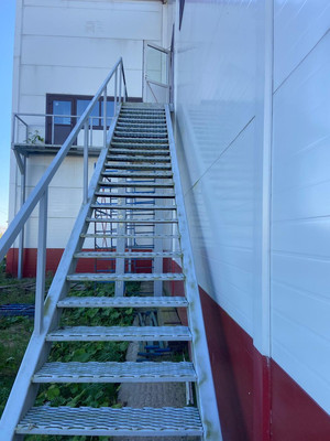 Продам торговое помещение 1 464 м2, Петрова Дача ул, 19, имени Свердлова гп