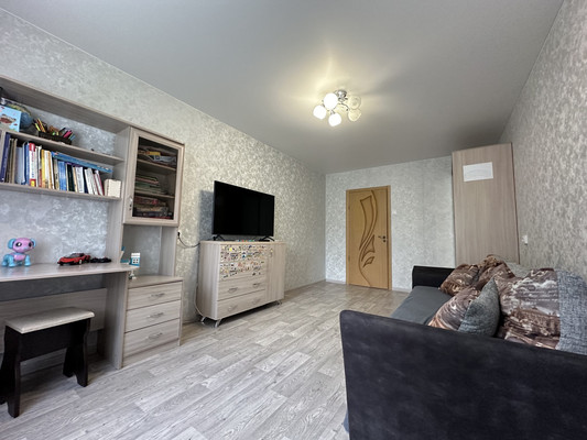 Продам многокомнатную квартиру, Оборонная ул, 2, Колпино г
