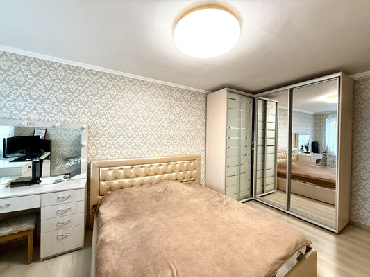 Продам трехкомнатную (3-комн.) квартиру, Аральская ул, 79/88, Симферополь г