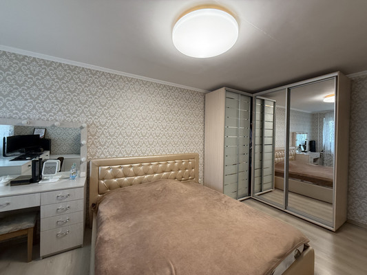 Продам трехкомнатную (3-комн.) квартиру, Аральская ул, 79/88, Симферополь г