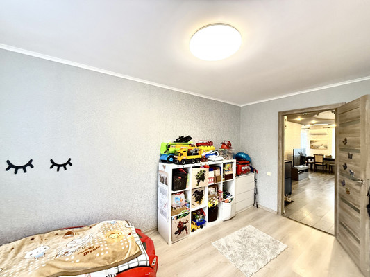 Продам трехкомнатную (3-комн.) квартиру, Аральская ул, 79/88, Симферополь г