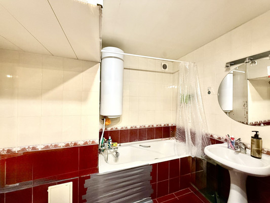 Продам трехкомнатную (3-комн.) квартиру, Аральская ул, 79/88, Симферополь г