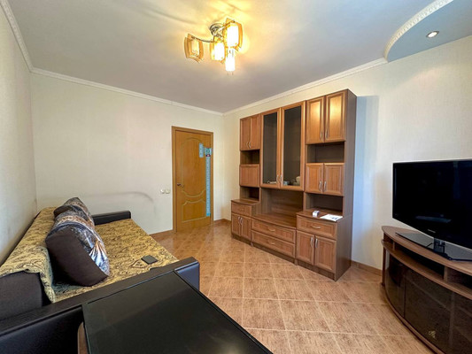 Продам трехкомнатную (3-комн.) квартиру, Коммунистическая ул, 37, Калининград г