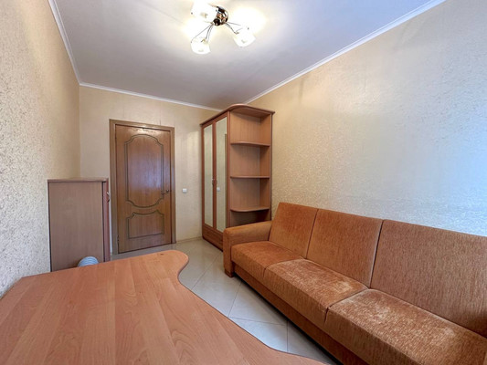 Продам трехкомнатную (3-комн.) квартиру, Коммунистическая ул, 37, Калининград г