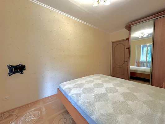 Продам трехкомнатную (3-комн.) квартиру, Коммунистическая ул, 37, Калининград г