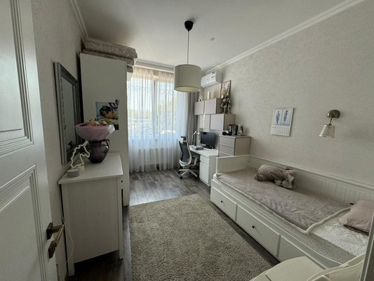 Продам трехкомнатную (3-комн.) квартиру, Севастопольская ул, 43жкж, Симферополь г