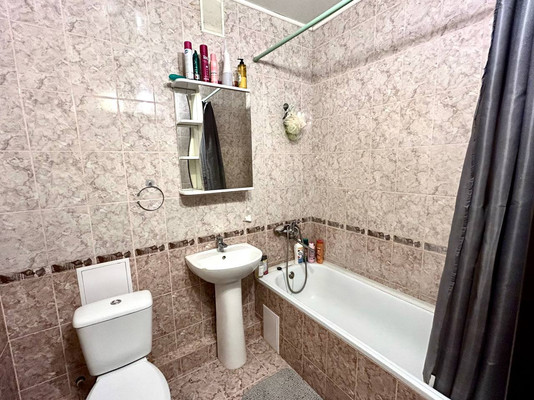 Продам двухкомнатную (2-комн.) квартиру, им. Сергея Есенина ул, 151, Краснодар г
