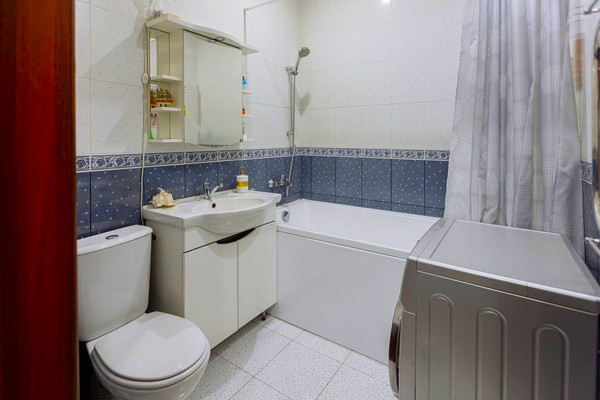 Продам двухкомнатную (2-комн.) квартиру, Тихорецкая ул, 20, Калининград г