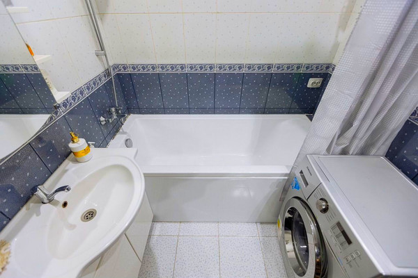 Продам двухкомнатную (2-комн.) квартиру, Тихорецкая ул, 20, Калининград г