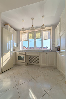 Продам трехкомнатную (3-комн.) квартиру, Компрессорная ул, 27а, Бессоновка с