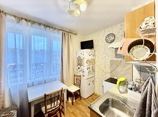Продам двухкомнатную (2-комн.) квартиру, Октябрьская ул, 69, Колпино г