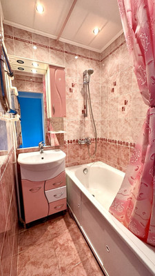 Продам трехкомнатную (3-комн.) квартиру, Полякова ул, 19, Астрахань г