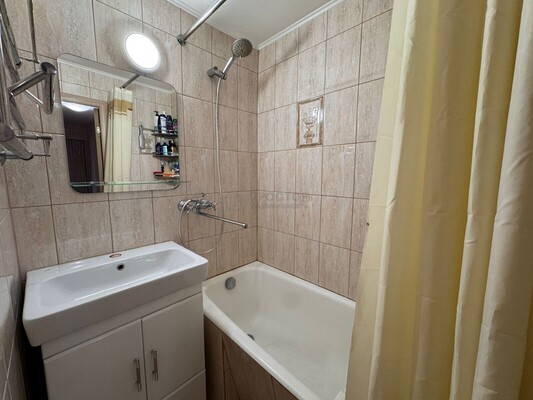 Продам трехкомнатную (3-комн.) квартиру, Михневская ул, 15, Москва г