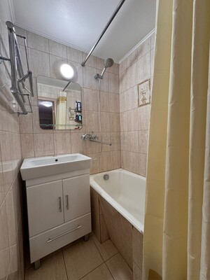 Продам трехкомнатную (3-комн.) квартиру, Михневская ул, 15, Москва г