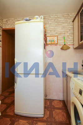 Продам двухкомнатную (2-комн.) квартиру, Железнодорожников ул, 8, Красноярск г