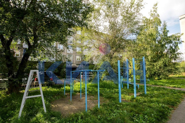 Продам двухкомнатную (2-комн.) квартиру, Железнодорожников ул, 8, Красноярск г