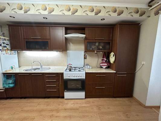 Продам двухкомнатную (2-комн.) квартиру, 1 мкр, 33/2, Кропоткин г