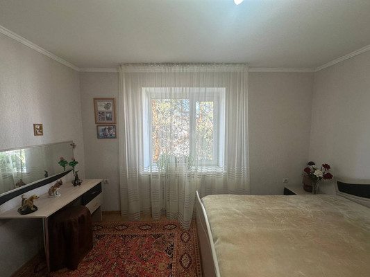 Продам двухкомнатную (2-комн.) квартиру, 1 мкр, 33/2, Кропоткин г