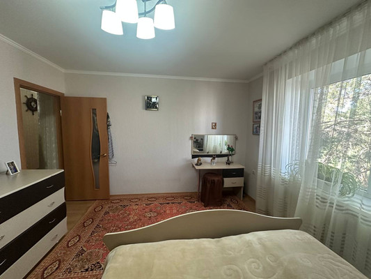 Продам двухкомнатную (2-комн.) квартиру, 1 мкр, 33/2, Кропоткин г