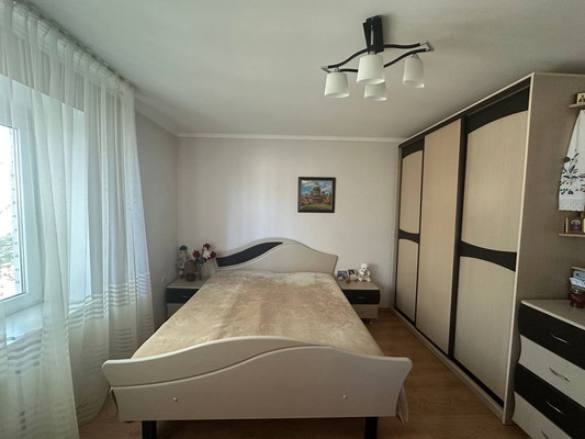 Продам двухкомнатную (2-комн.) квартиру, 1 мкр, 33/2, Кропоткин г