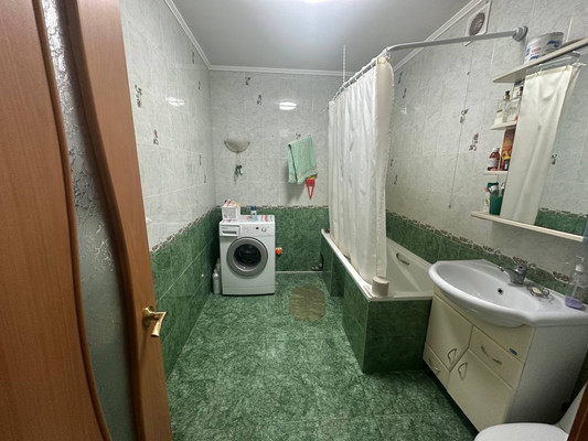 Продам двухкомнатную (2-комн.) квартиру, 1 мкр, 33/2, Кропоткин г