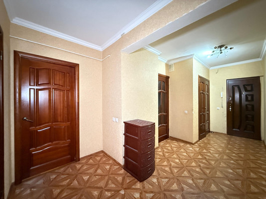 Продам трехкомнатную (3-комн.) квартиру, Мовсисяна ул, 7, Нальчик г