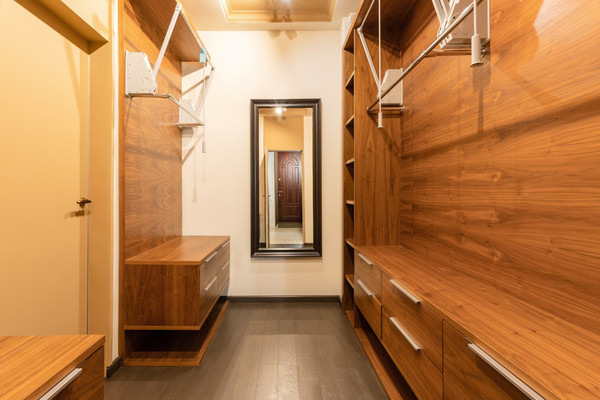 Продам трехкомнатную (3-комн.) квартиру, Ефремова ул, 21, Москва г