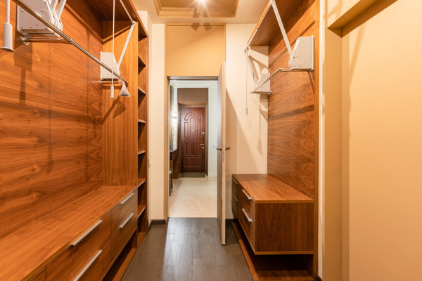 Продам трехкомнатную (3-комн.) квартиру, Ефремова ул, 21, Москва г