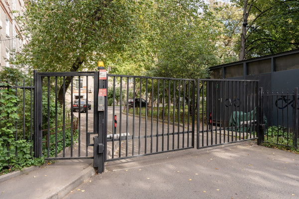 Продам трехкомнатную (3-комн.) квартиру, Ефремова ул, 21, Москва г