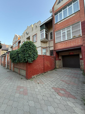 Продам трехкомнатную (3-комн.) квартиру, Розы Люксембург ул, 168, Армавир г