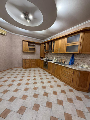 Продам трехкомнатную (3-комн.) квартиру, Розы Люксембург ул, 168, Армавир г