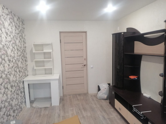 Продам комнату в 7-комн. квартире, Героев Алексинцев ул, 8а, Алексин г