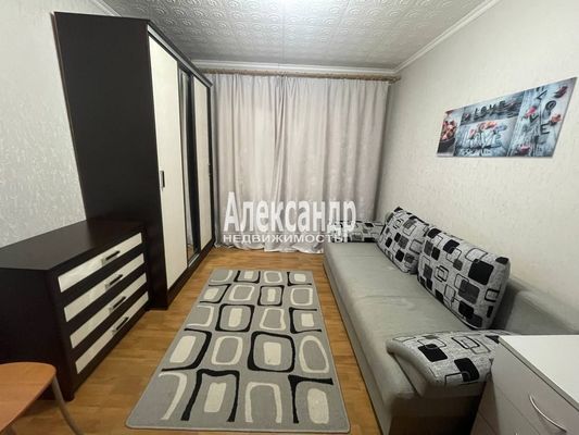 Продам двухкомнатную (2-комн.) квартиру, Гатчинская ул, 8, Коммунар г