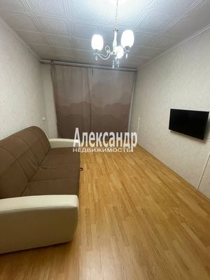 Продам двухкомнатную (2-комн.) квартиру, Гатчинская ул, 8, Коммунар г