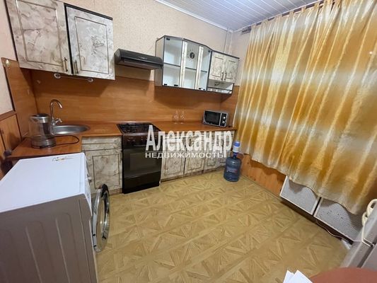 Продам двухкомнатную (2-комн.) квартиру, Гатчинская ул, 8, Коммунар г