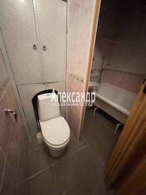 Продам двухкомнатную (2-комн.) квартиру, Гатчинская ул, 8, Коммунар г