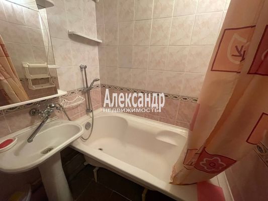 Продам двухкомнатную (2-комн.) квартиру, Гатчинская ул, 8, Коммунар г