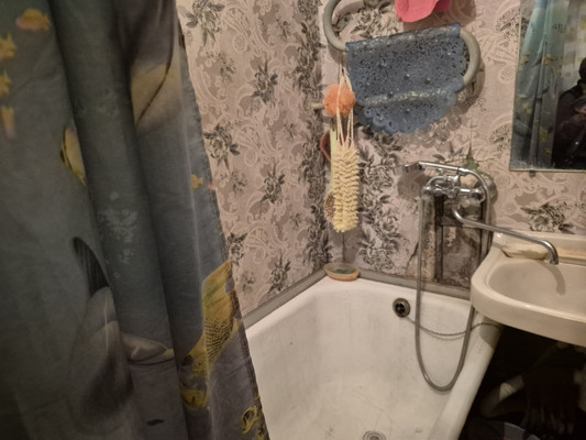 Продам комнату в 3-комн. квартире, Крупской ул, 4, Гатчина г