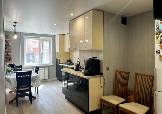 Продам трехкомнатную (3-комн.) квартиру, Вишневый б-р, 5Б, Чехов г