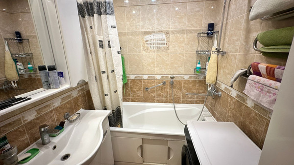 Продам трехкомнатную (3-комн.) квартиру, 3-я Нововатутинская ул, 7, Десеновское п