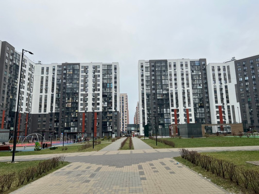Продам многокомнатную квартиру, 3-я Нововатутинская ул, 8, Десеновское п